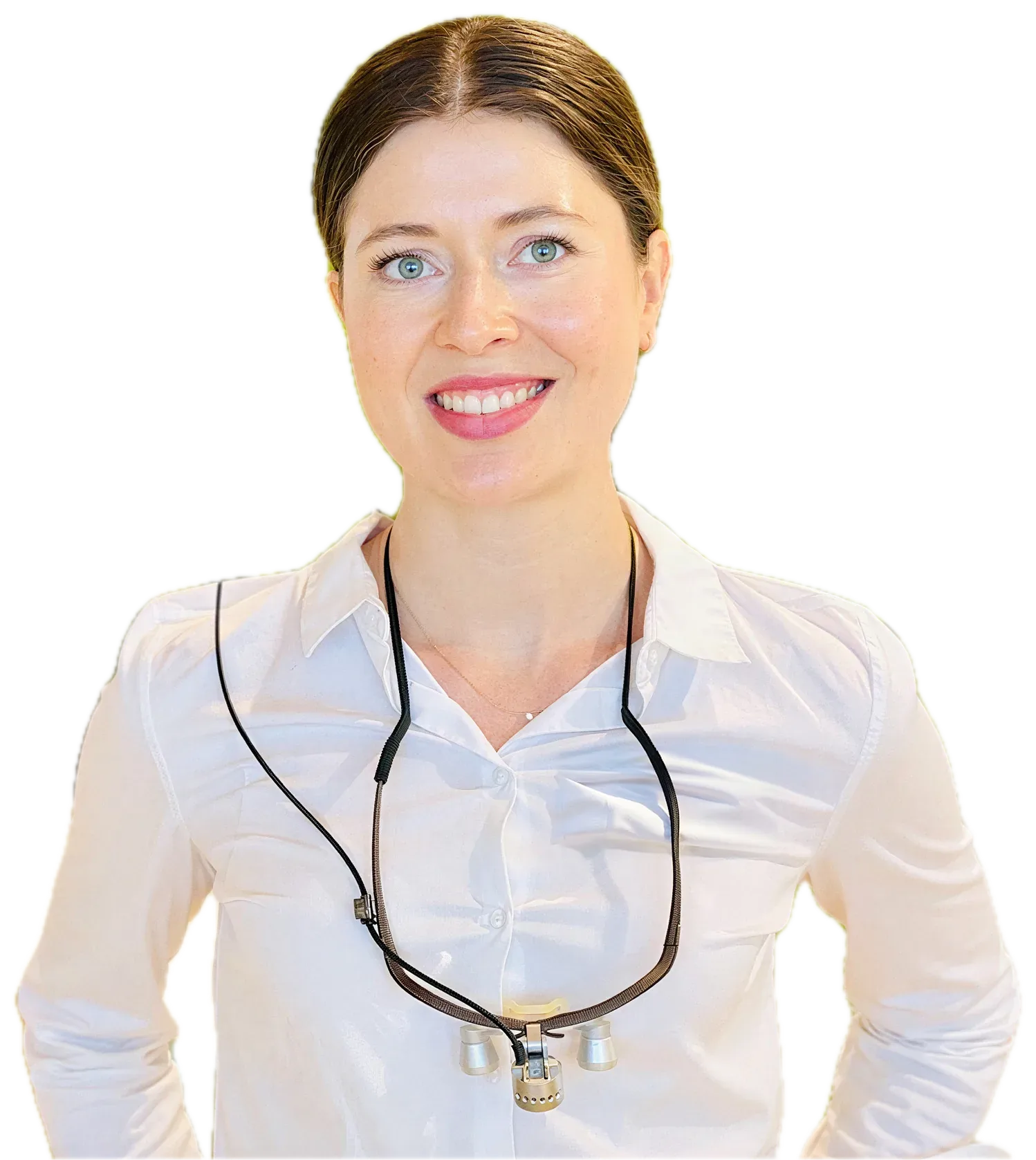 Dr. Cora Betko in weißer Bluse mit Lupenbrille, lächelnd in die Kamera