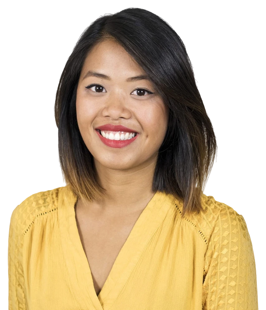 Ly Cao in gelber Bluse, schulterlanges dunkles Haar, lachend in die Kamera