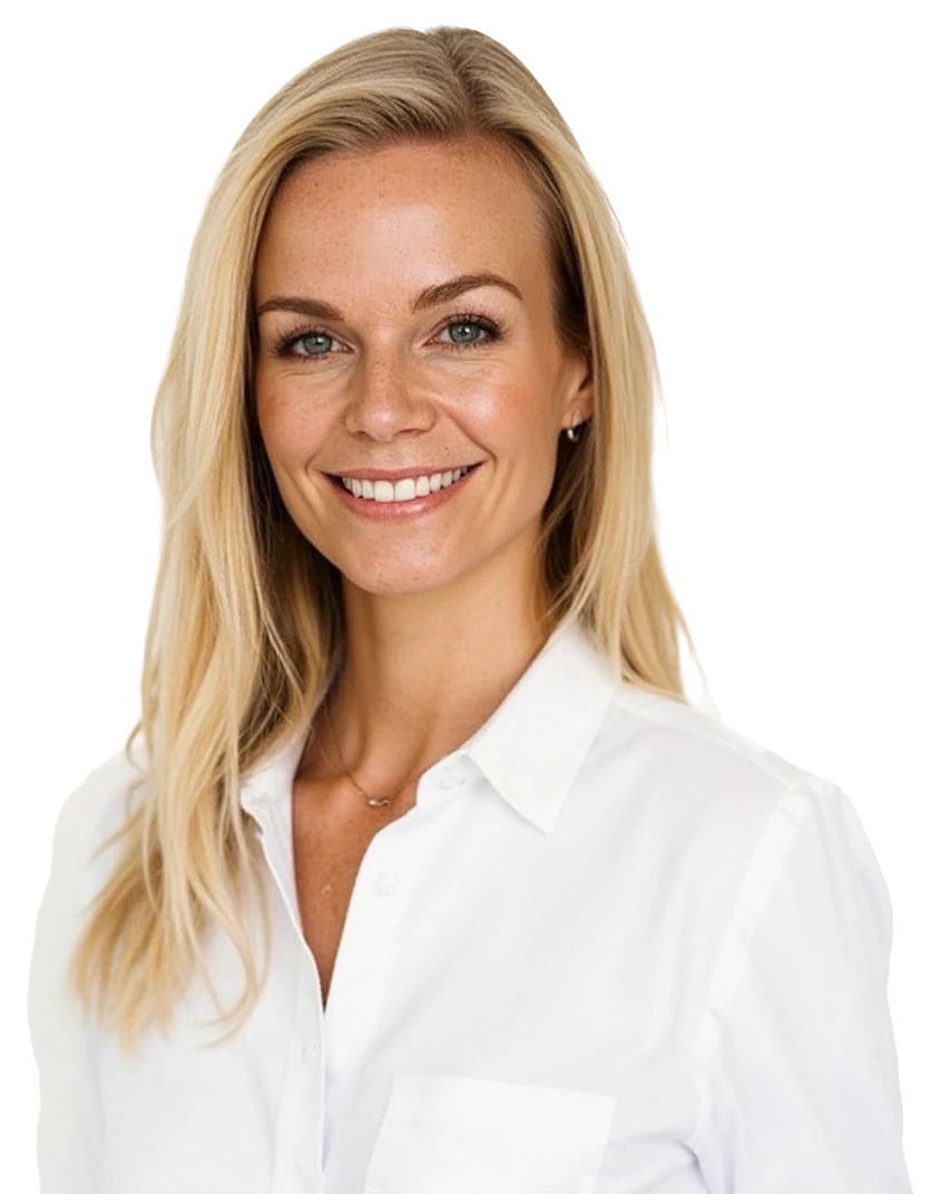 Dr. Stefanie Schönmuth in weißer Bluse, langes blondes Haar, lächelnd in die Kamera