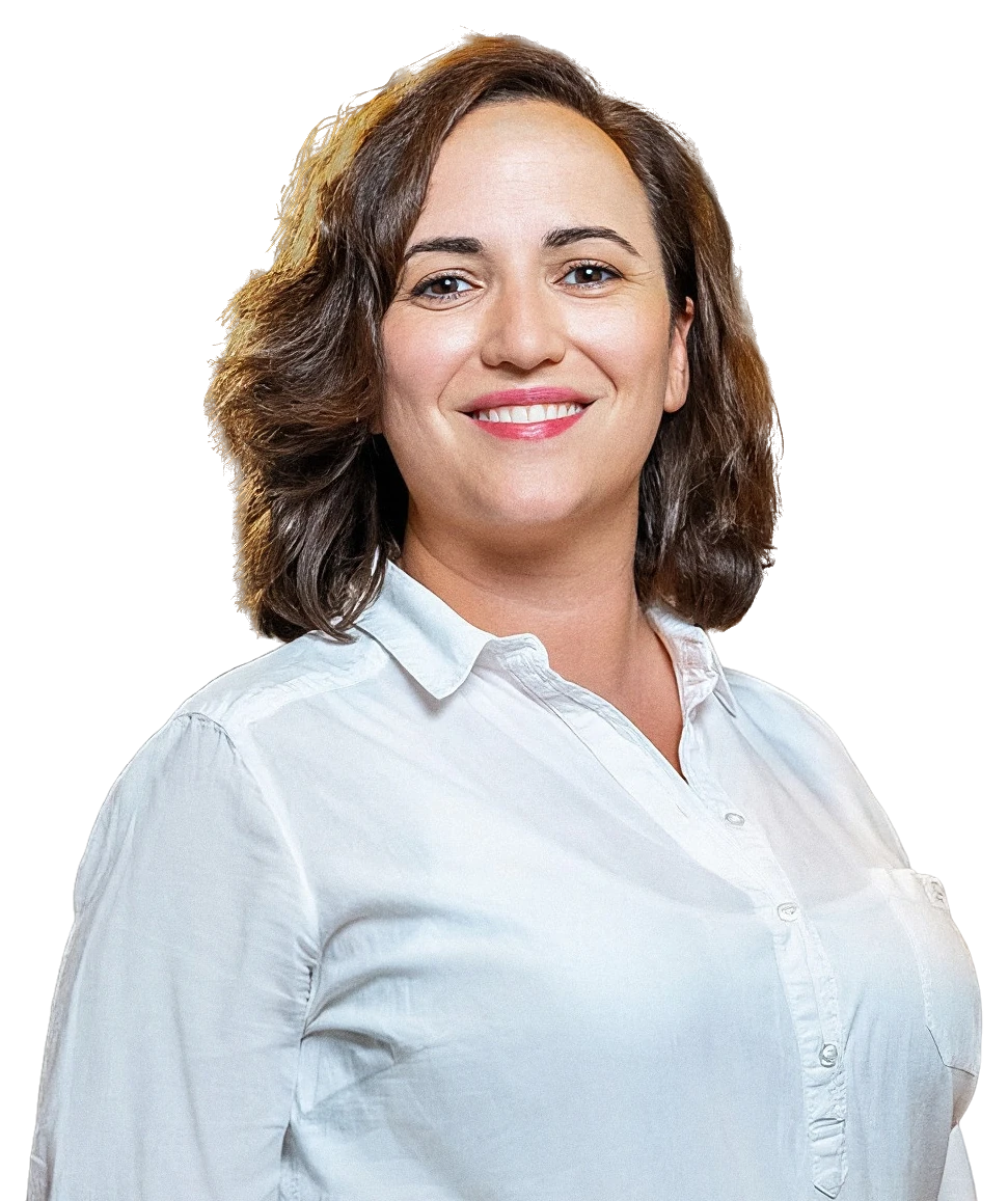 Dr. Svetla Alpermann in weißer Bluse, lächelnd in die Kamera